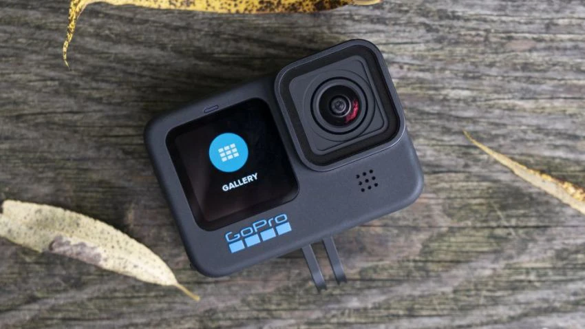 دوربین اکشن GoPro Hero 10 Black که روی یک نیمکت چوبی نشسته است